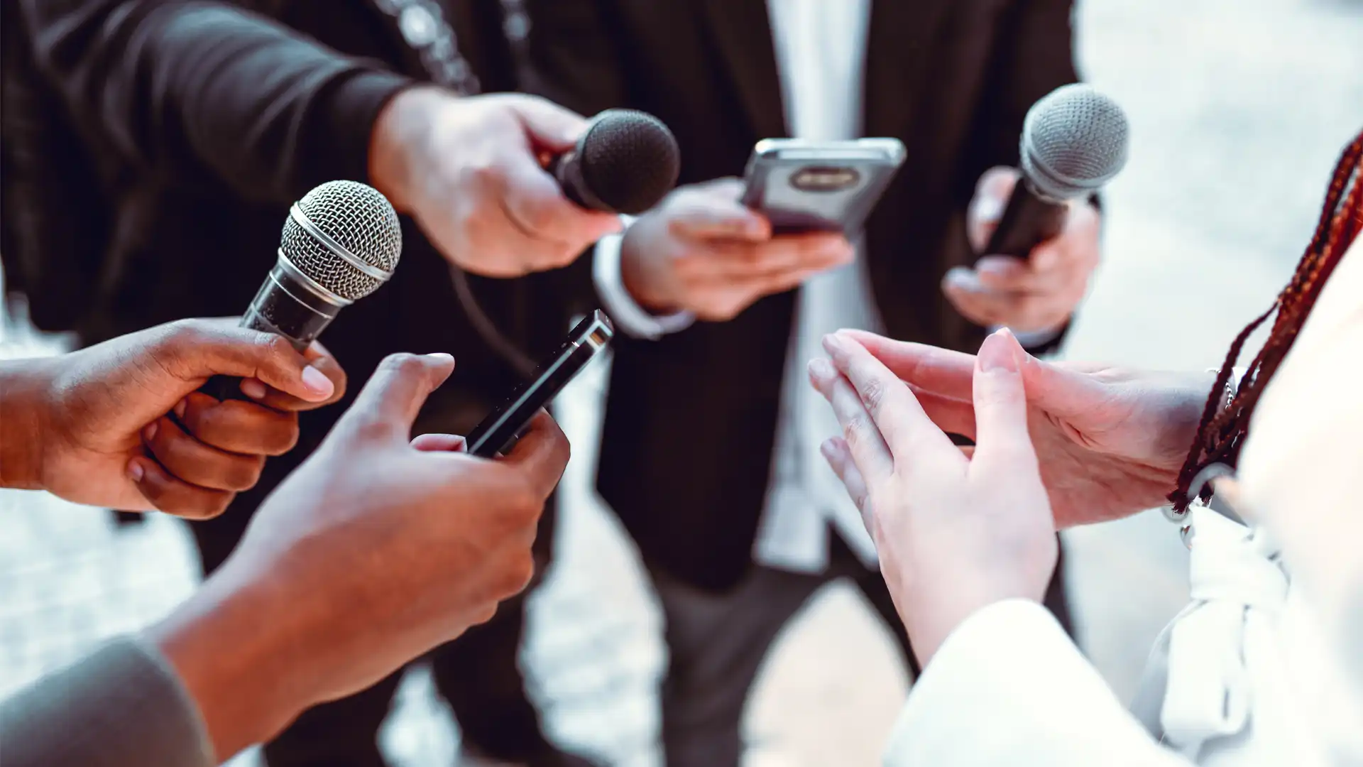 Capter l'attention des médias, conférence de presse, personne parlant étant interviewée par 5 journaliste