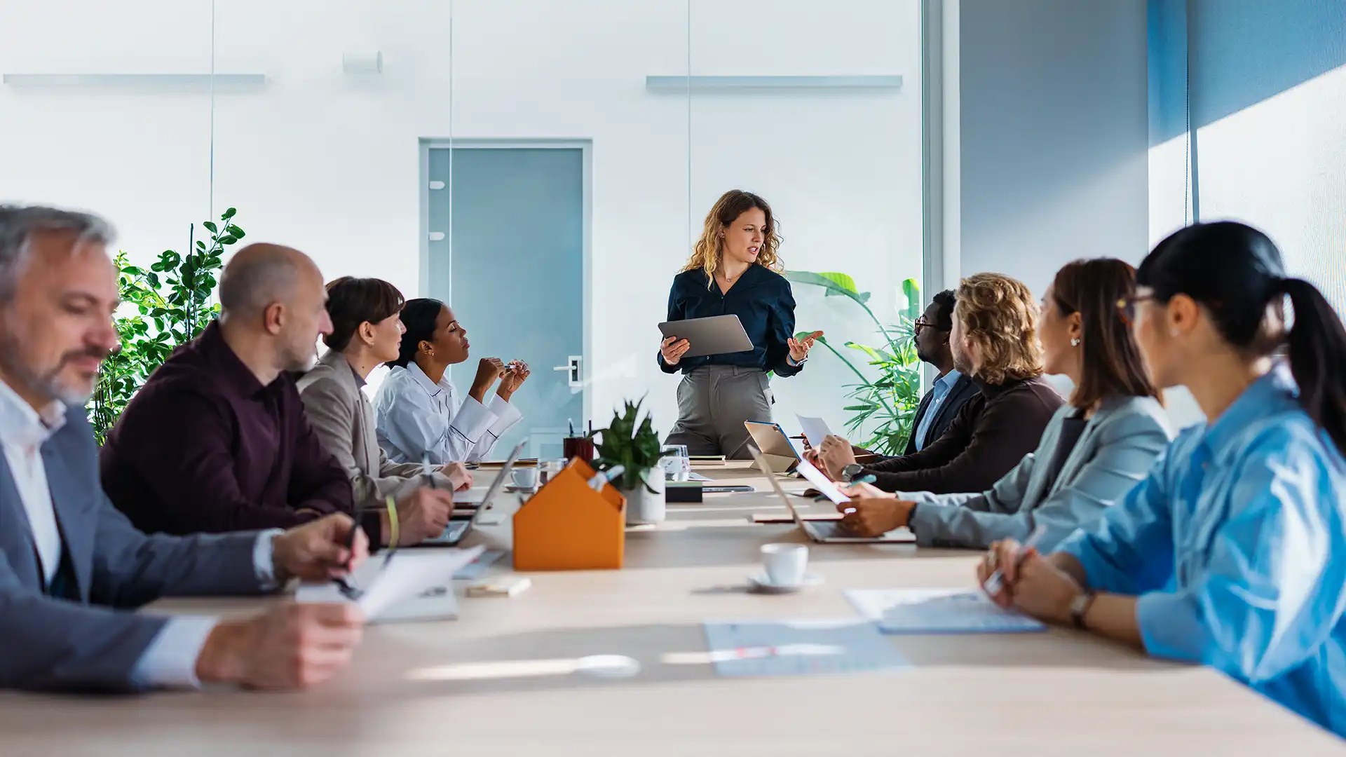 Présidence animant une discussion lors d’une réunion du conseil d’administration.
