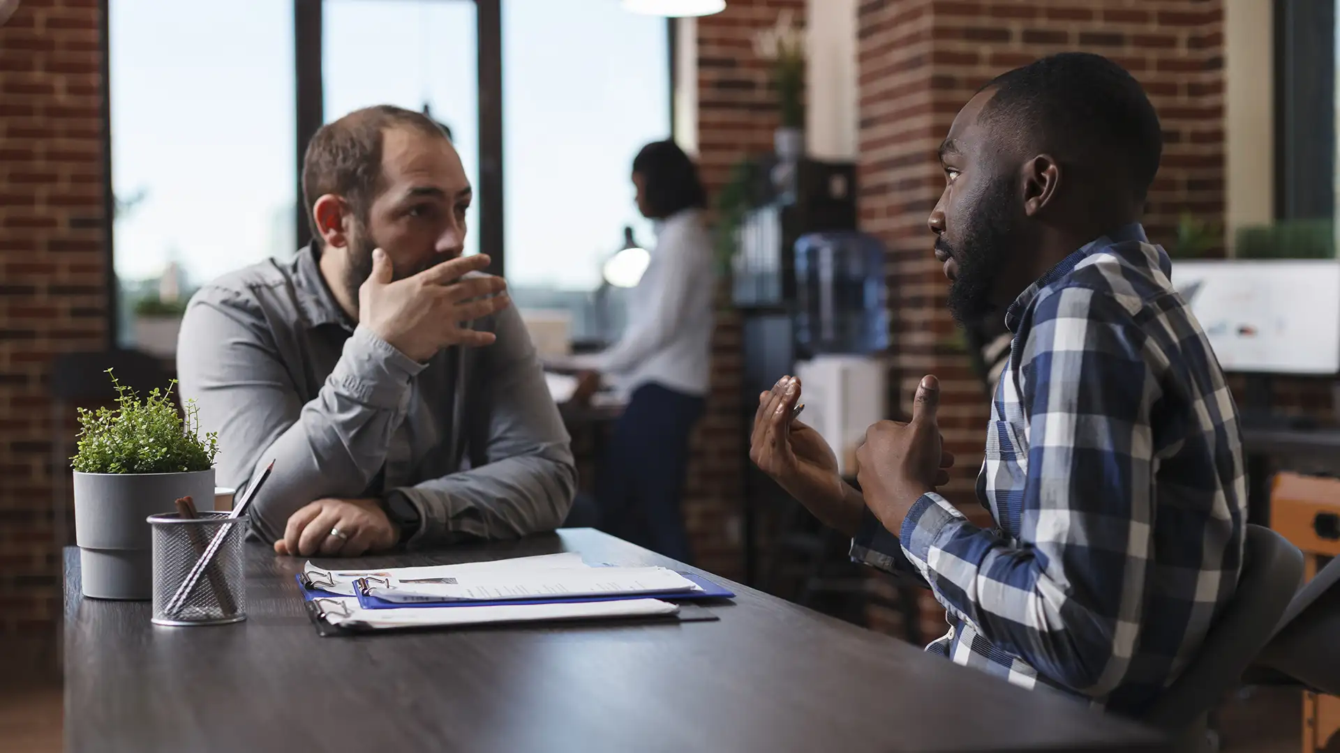 Discussion professionnelle entre une employée et un employeur au sujet des obligations en entreprise.
